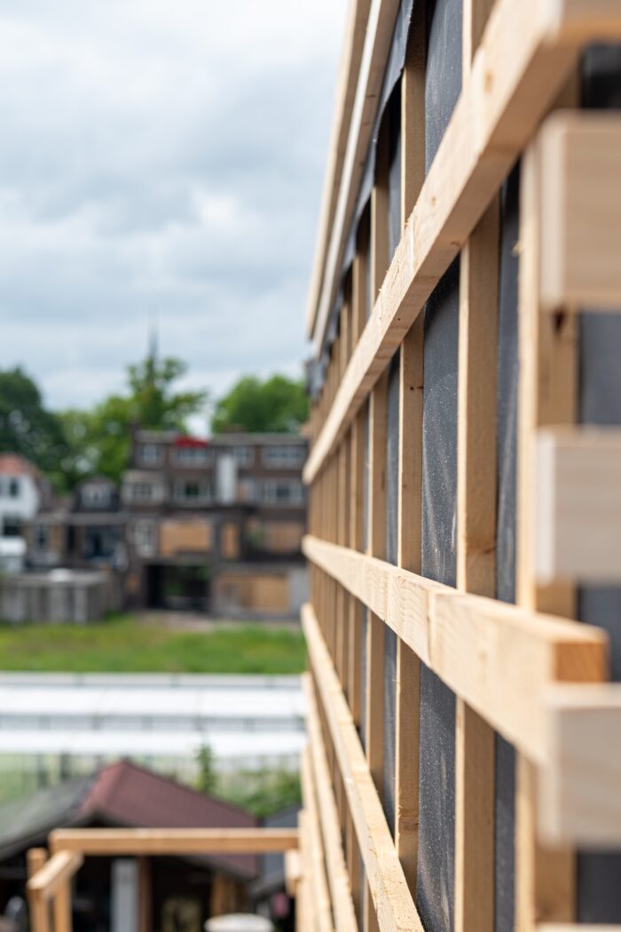 Afwerking latten voor de nokverhoging in Gouda door Bouwbedrijf W.A.Z.