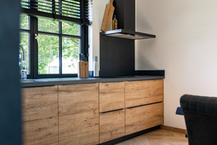 Modern verbouwde keuken met houten kasten door Bouwbedrijf W.A.Z.